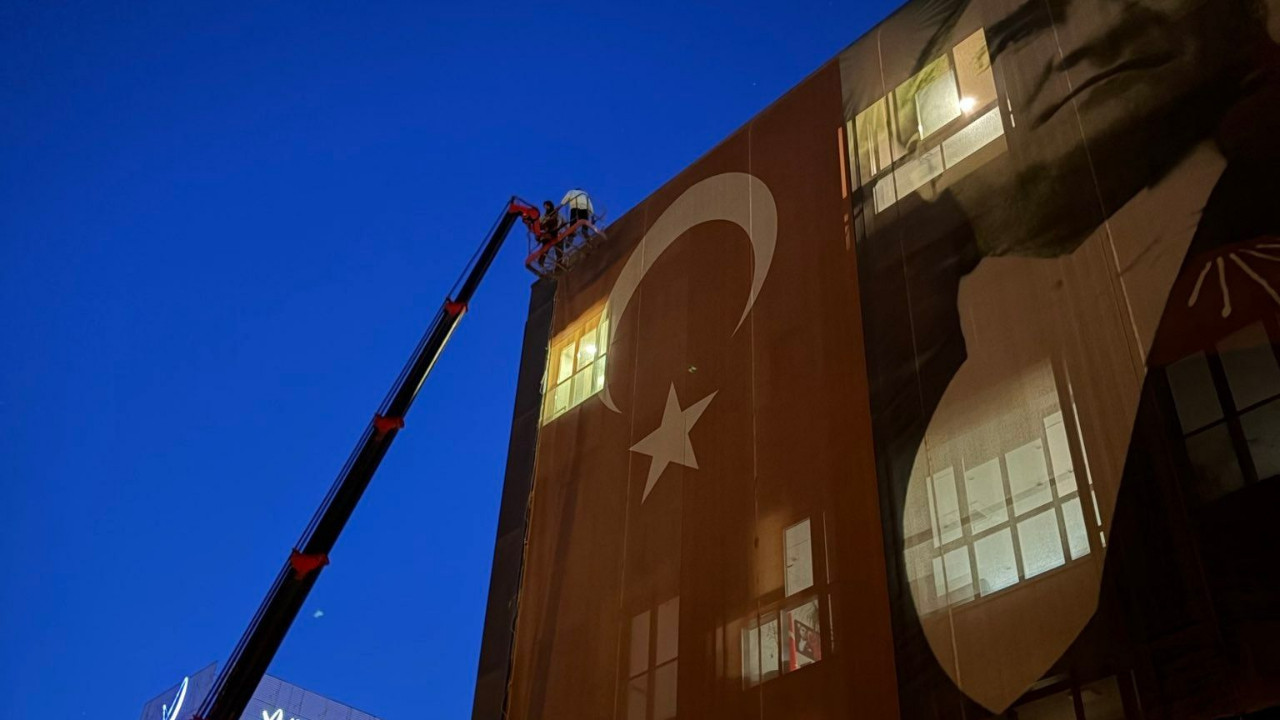 CHP İstanbul İl Başkanlığı'nda poster krizi: Çevik kuvvet binaya girdi