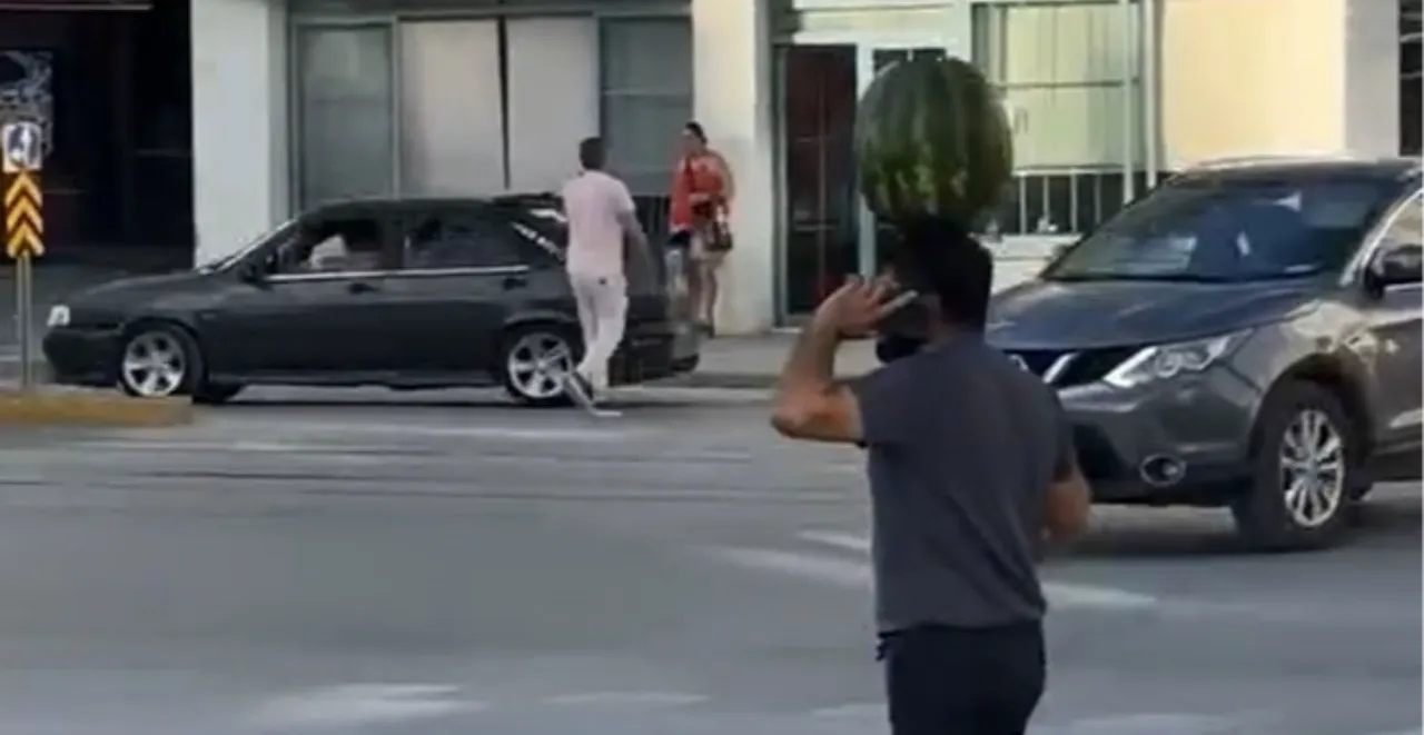 Eskişehir'de ilginç görüntü! Kafasında karpuz taşırken telefonla konuştu
