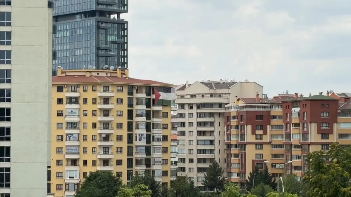 Ankara'da dikkat çeken görüntü: Trump'ın kalacağı otelin karşısına Filistin bayrağı asıldı