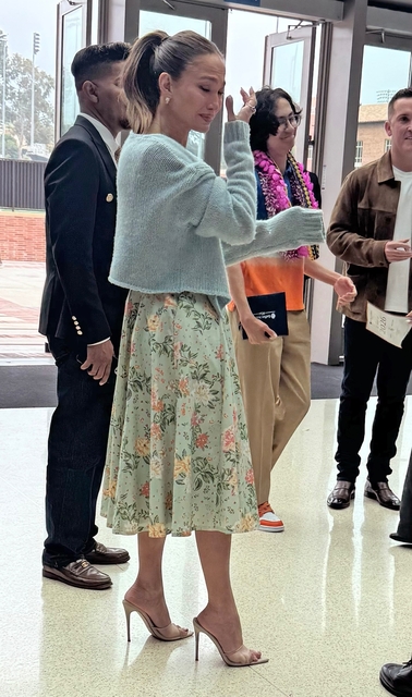 Jennifer Lopez oğlunun mezuniyetinde gözyaşlarını tutamadı