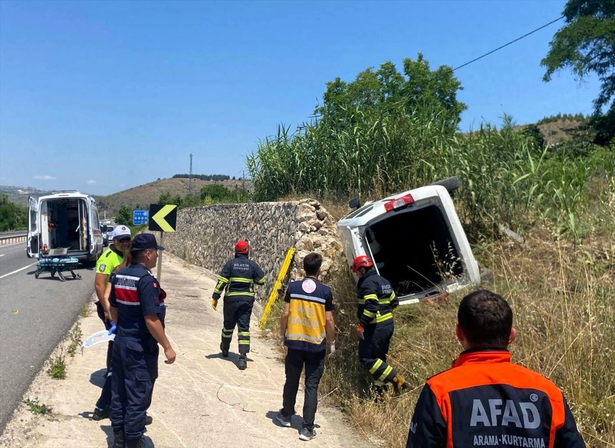 Bilecik'te istinat duvarına çarpan kamyonet sürücüsü yaralandı