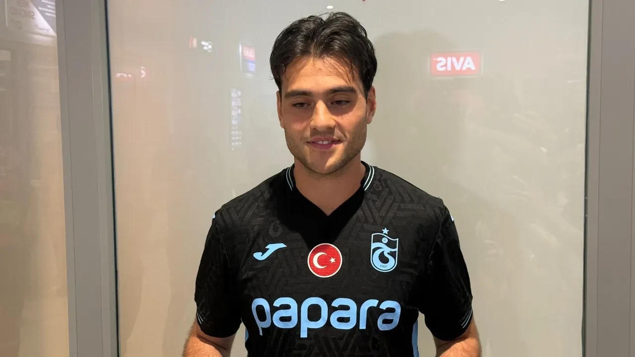 Trabzonspor'un yeni transferi Aral Şimşir, Trabzon'a geldi! "Trabzonspor benim için zor bir tercih olmadı"