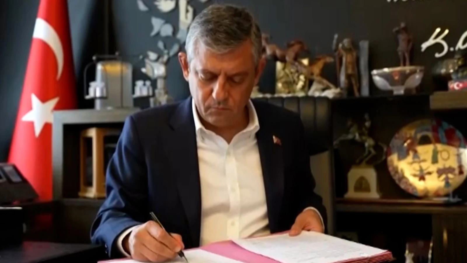Özgür Özel Yeni Parti’nin kuruluş dilekçesini imzaladı