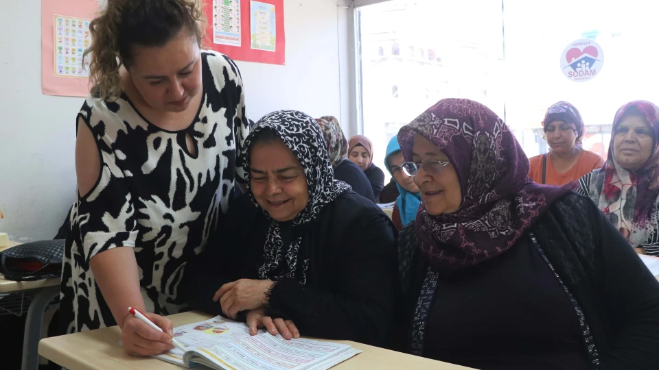 70 yaşında okuma-yazma öğrendi: Babam gibi öğretmen olmak isterdim | GÜNDEM HABERLERİ