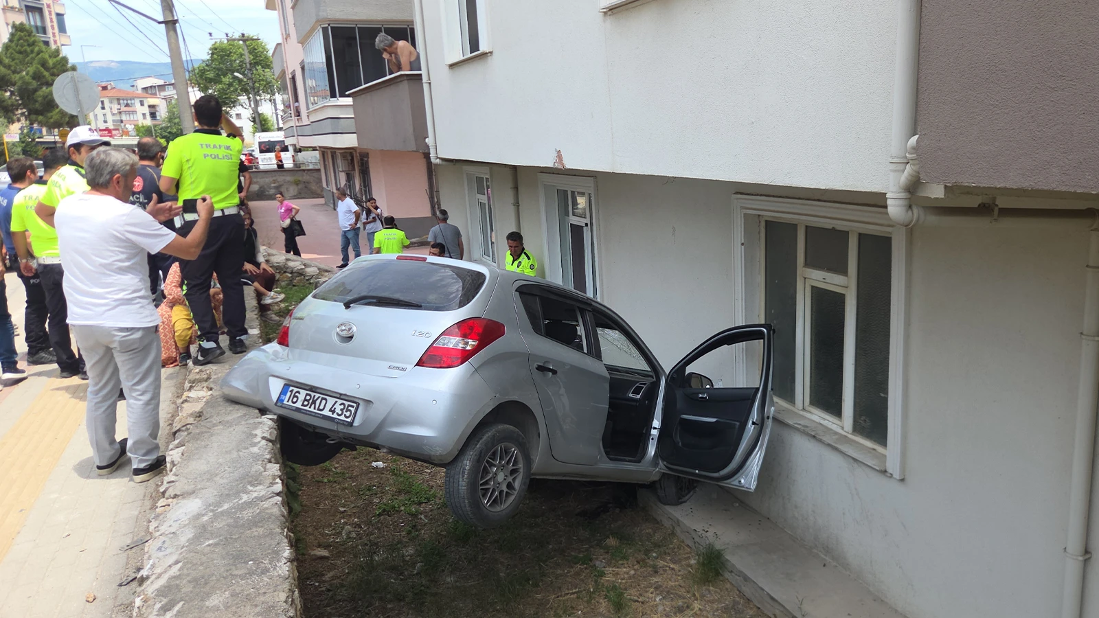Otomobil kaldırımda asılı kaldı; 2'si çocuk 3 yaralı