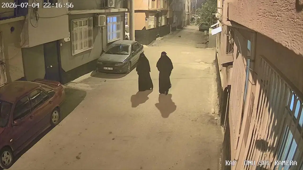 O anlar kamerada: Kara çarşaflı kişiler, maymuncukla kapısını açtıkları evden altın ve para çaldı