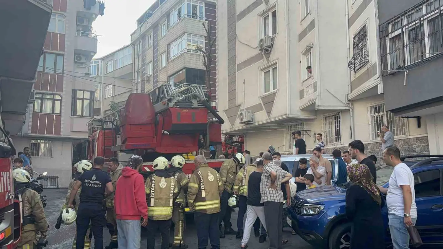 İstanbul'un göbeğinde yangın: Çok sayıda kişi apartmanda mahsur kaldı