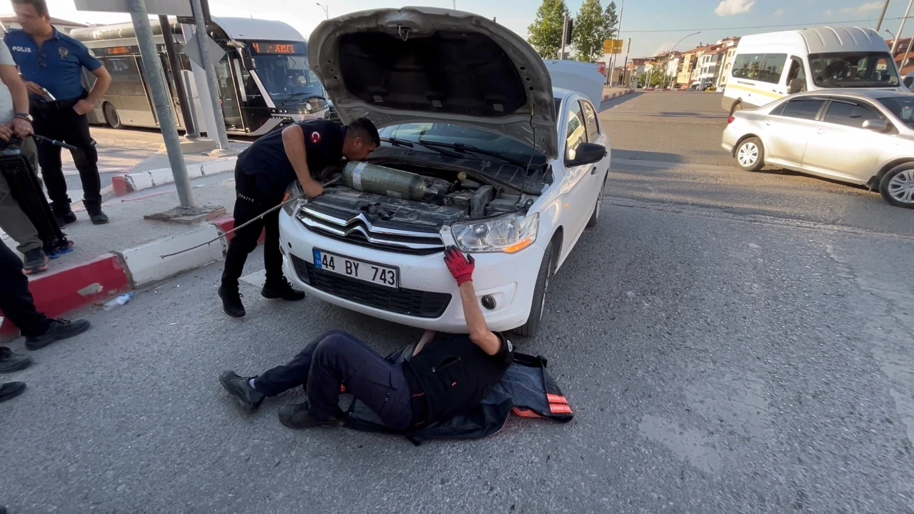 Yavru kedi otomobilin motor kısmına girdi...İtfaiye uzun uğraşlar sonucu kurtardı
