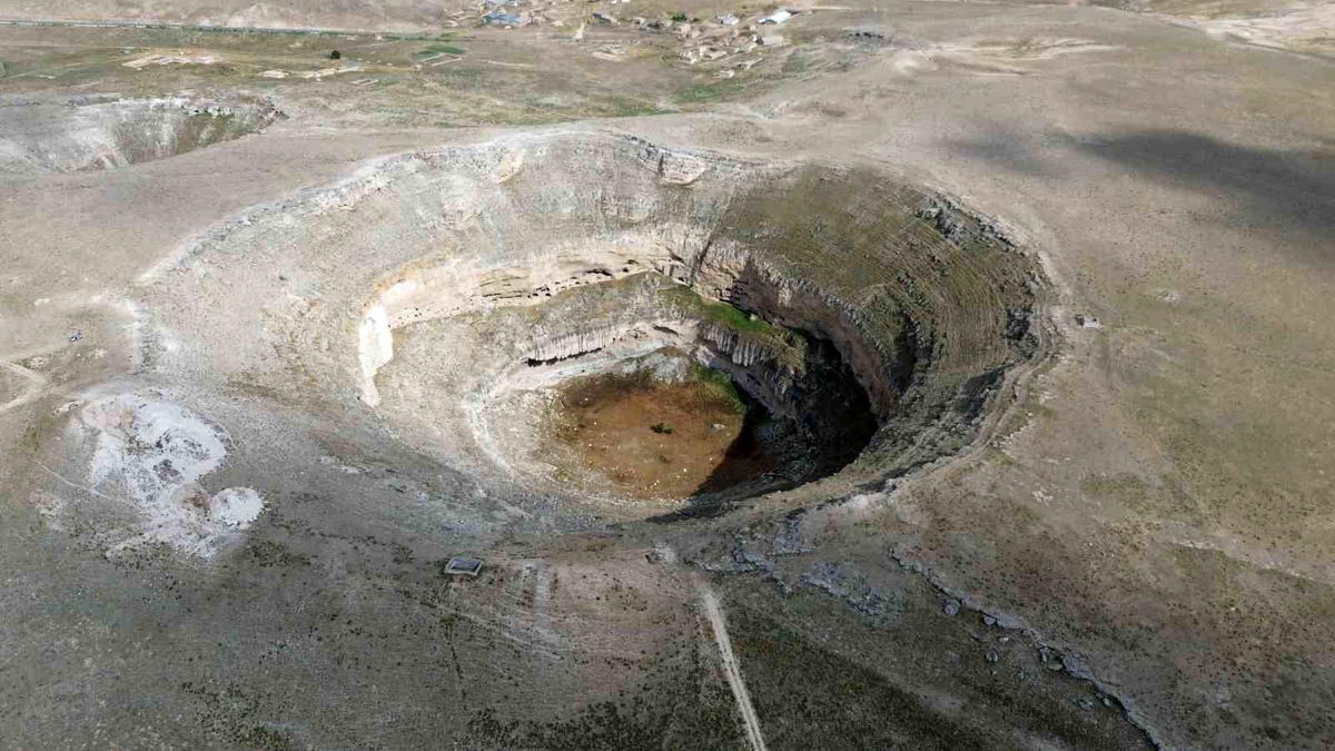Konya'da kuraklığın simgelerinden Çıralı Obruk Gölü son yağışlara rağmen su tutmadı