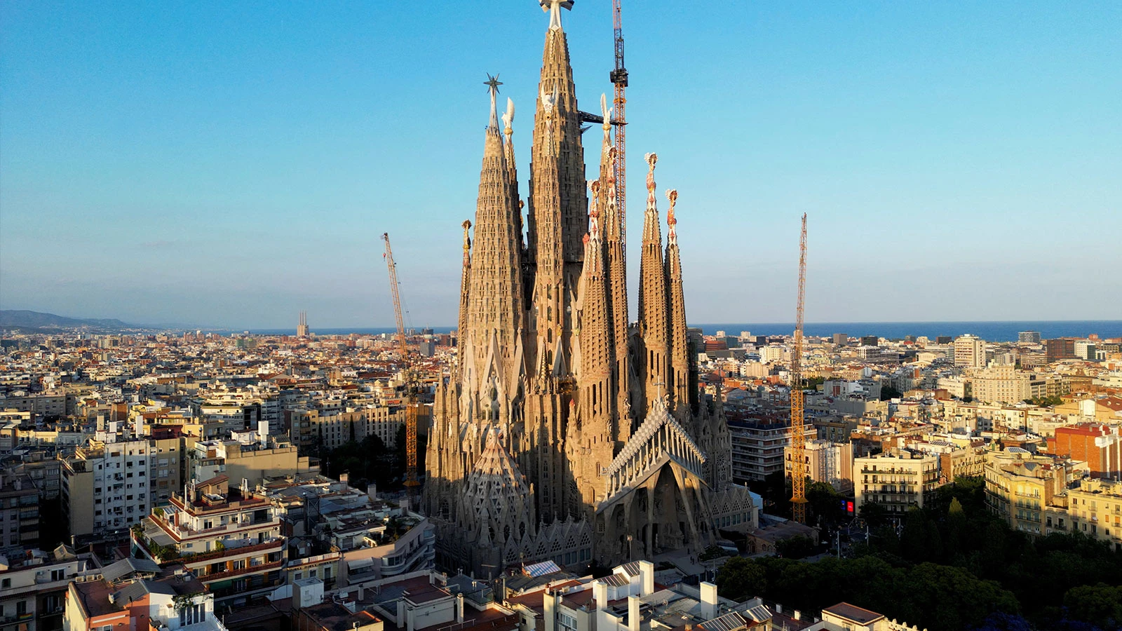 Gaudí'nin yüzyıllık projesinde tarihi gün! Barcelona'daki Sagrada Familia'nın dev İsa Kulesi açıldı
