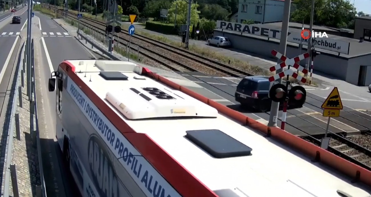 Polonya'da ışık ihlali yapan araca hemzemin geçitte tren çarptı