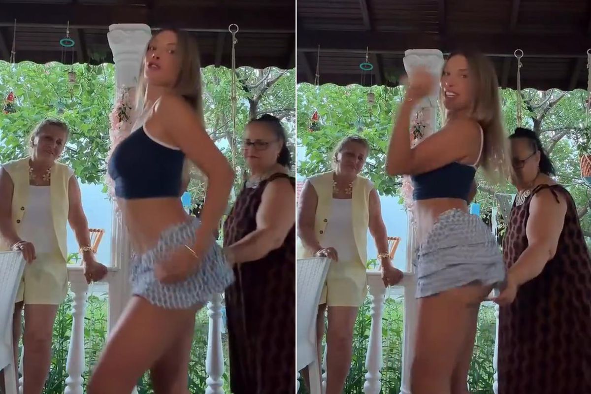Genç kız dans ederken eteği havalandı, annesi anında müdahale etti