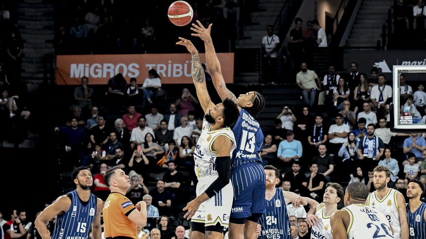 Anadolu Efes, Fenerbahçe Beko'yu 102-93 yendi