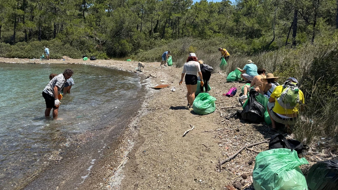 Marmaris'te çevre seferberliği: Balıkaşıran Koyu'ndan 42 torba atık toplandı