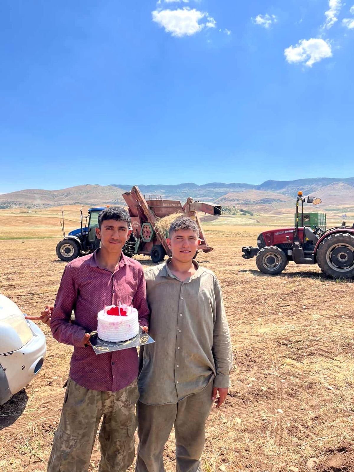 Mercimek tarlasında kavurucu sıcak altında doğum günü sürprizi