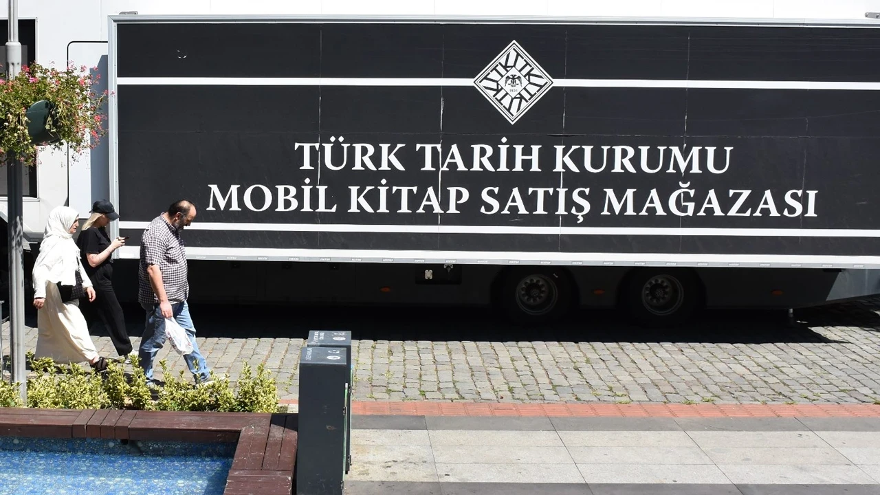 Türk Tarih Kurumu mobil kitap satış mağazası Trabzon'da okurlarla buluştu