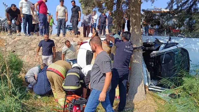 Hatay'da otomobil şarampole devrilerek ağaca çarptı: 7 kişi yaralandı