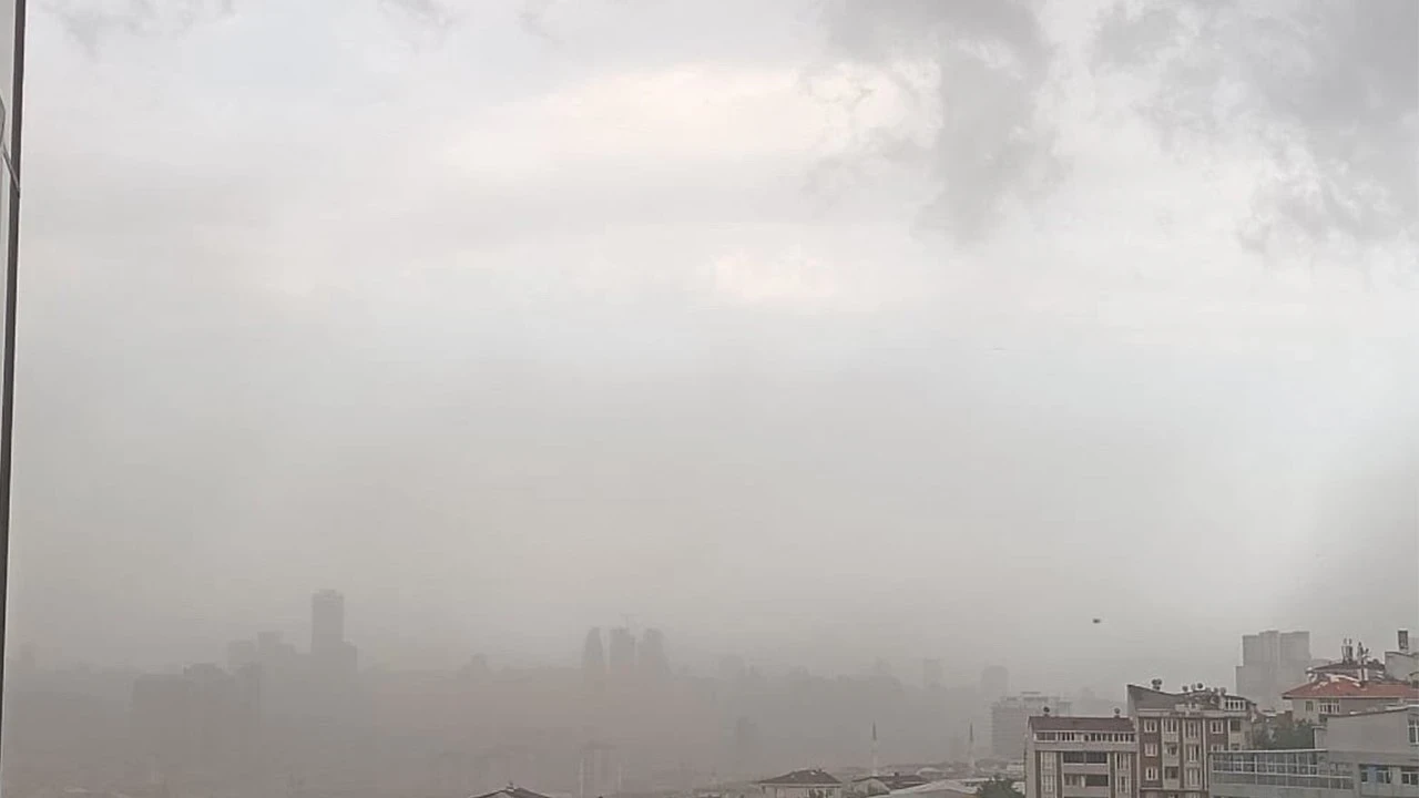 Uyarılar art arda gelmilti! İstanbul'da fırtına: Gökyüzü siyah bulutlarla kaplandı