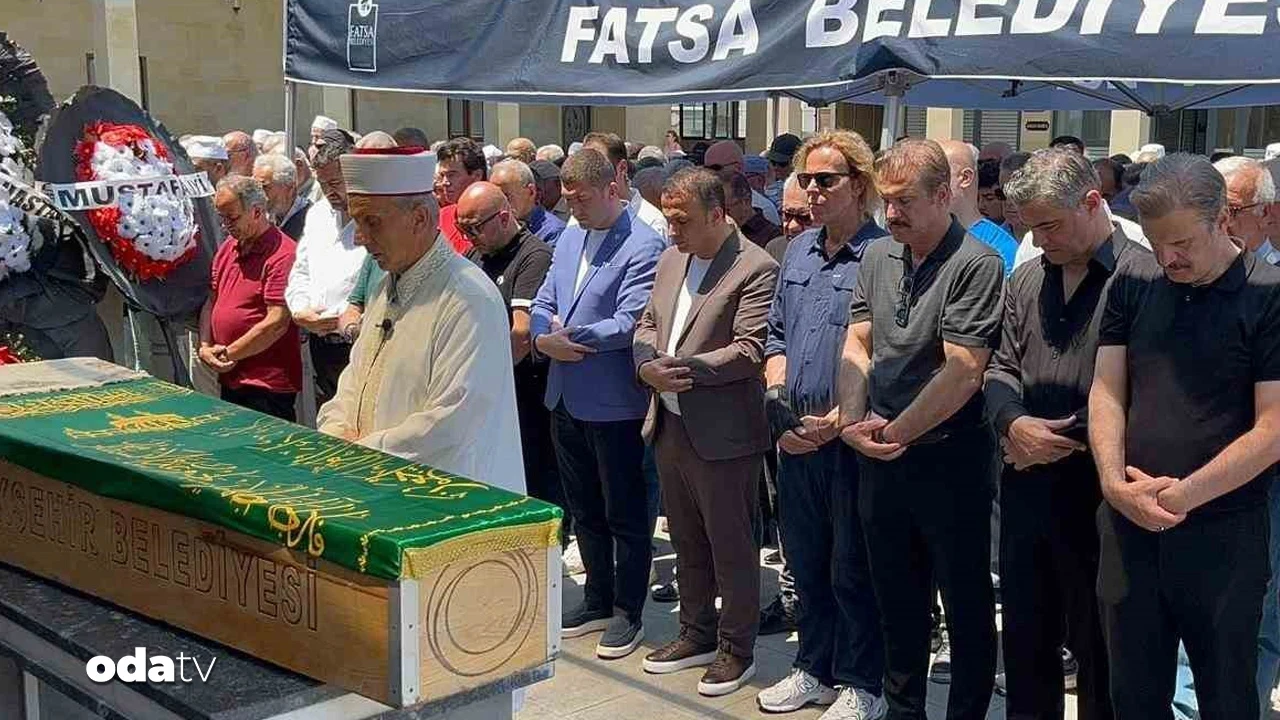 Soner Arıca annesini ebediyete uğurladı