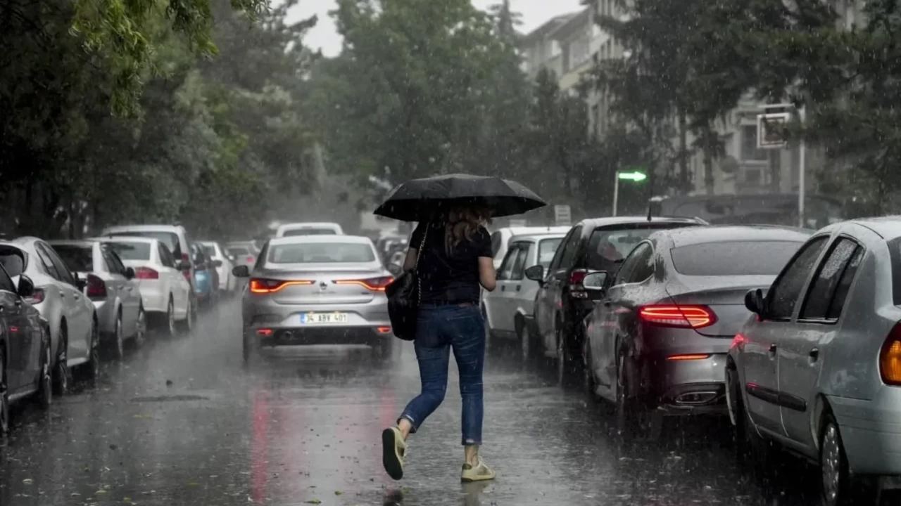 Meteoroloji'den 9 il için 'sarı kodlu' sağanak uyarısı: Sel, yıldırım ve dolu kabusu kapıda!