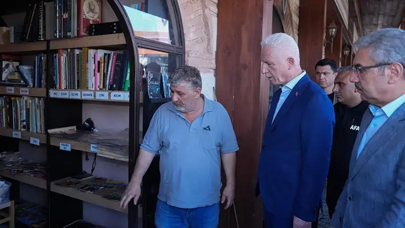 Vali Gül, su baskını yaşanan Üsküdar Sahaflar Çarşısı'nı ziyaret etti