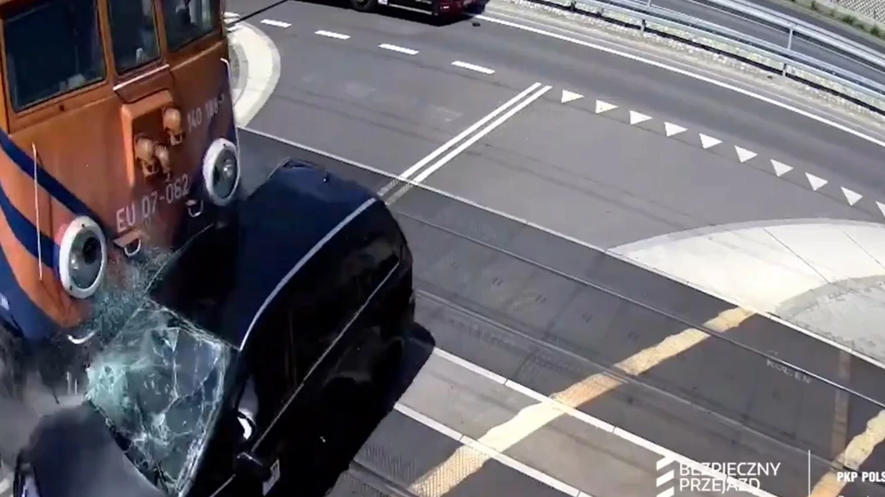 Polonya'da, tren ile otomobil çarpıştı: 2 yaralı