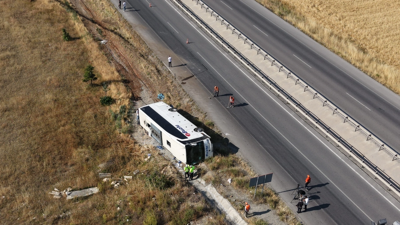 Son dakika | Eskişehir'de yolcu otobüsü devrildi: 20 yaralı