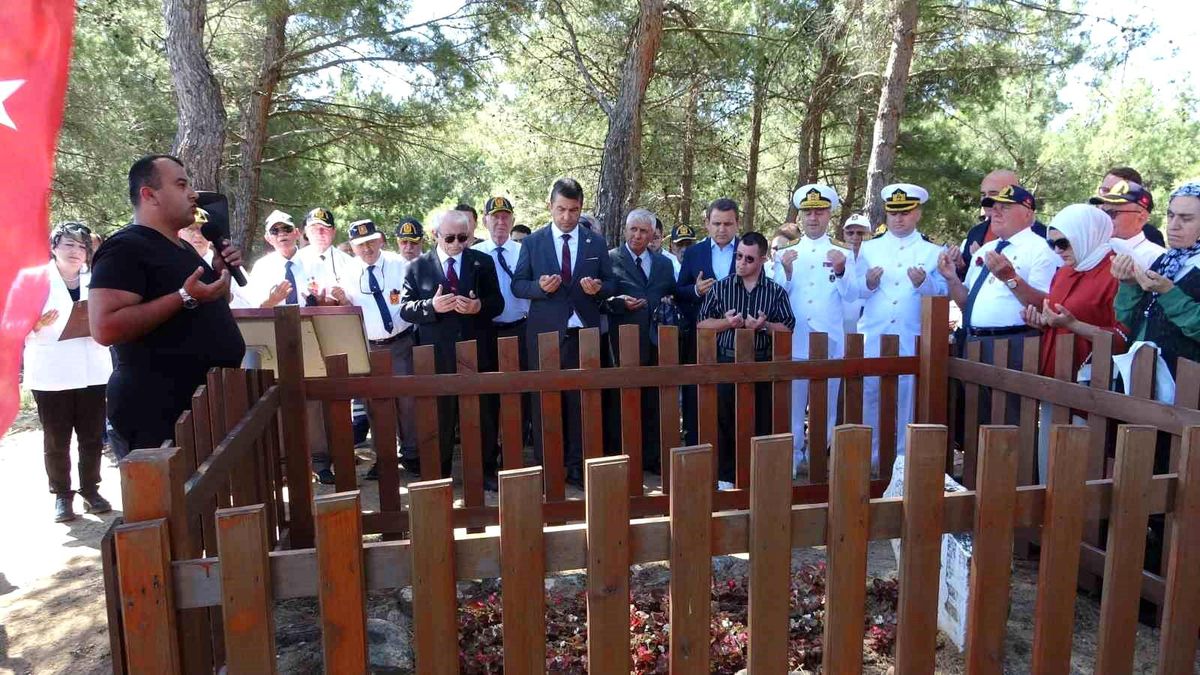 Şehit Tabip Binbaşı Mehmet İsmail Bey, kabri başında dualarla anıldı
