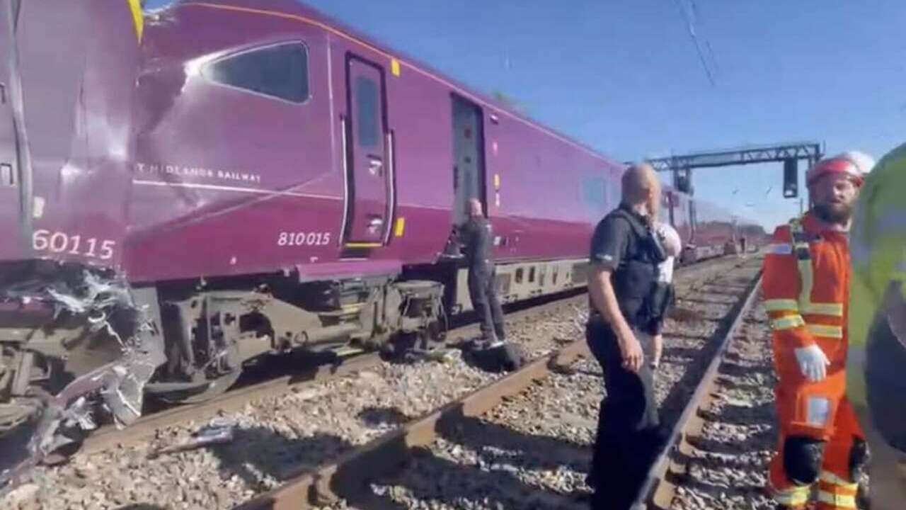 İngiltere'de tren kazası: Londra seferini yapan tren diğerine arkadan çarptı