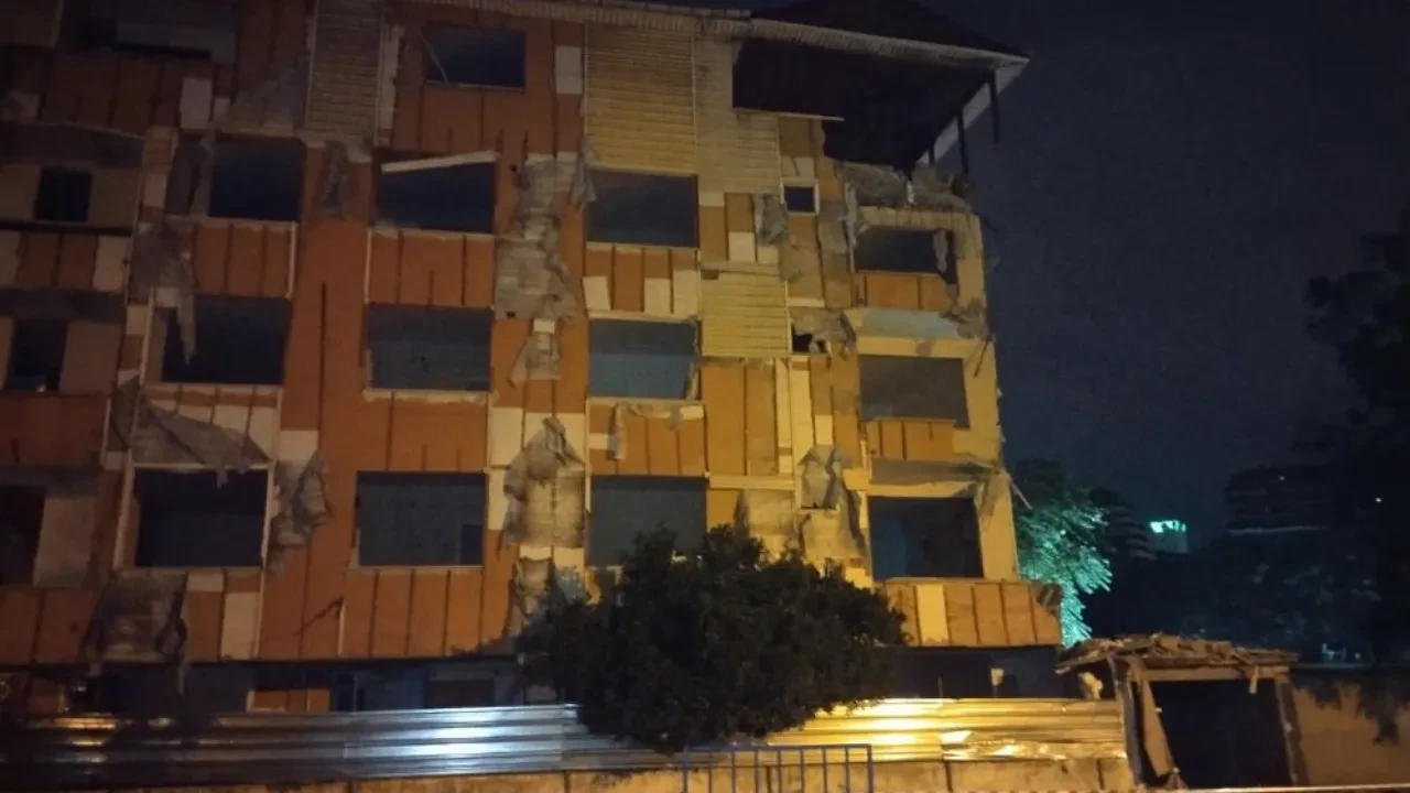Kartal'da gece yarısı büyük panik! Büyük gürültüyle çöktü, mahalleli sokağa döküldü