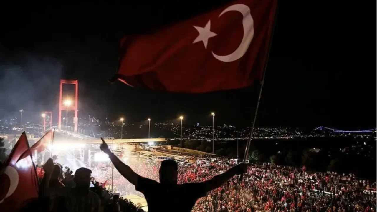 Türkiye'nin en uzun gecesi... 15 Temmuz hain darbe girişiminin üzerinden 10 yıl geçti! İşte o gece yaşananlar...
