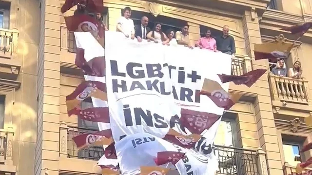 İstanbul Barosu Beyoğlu'ndaki binasına LGBT pankartı astı
