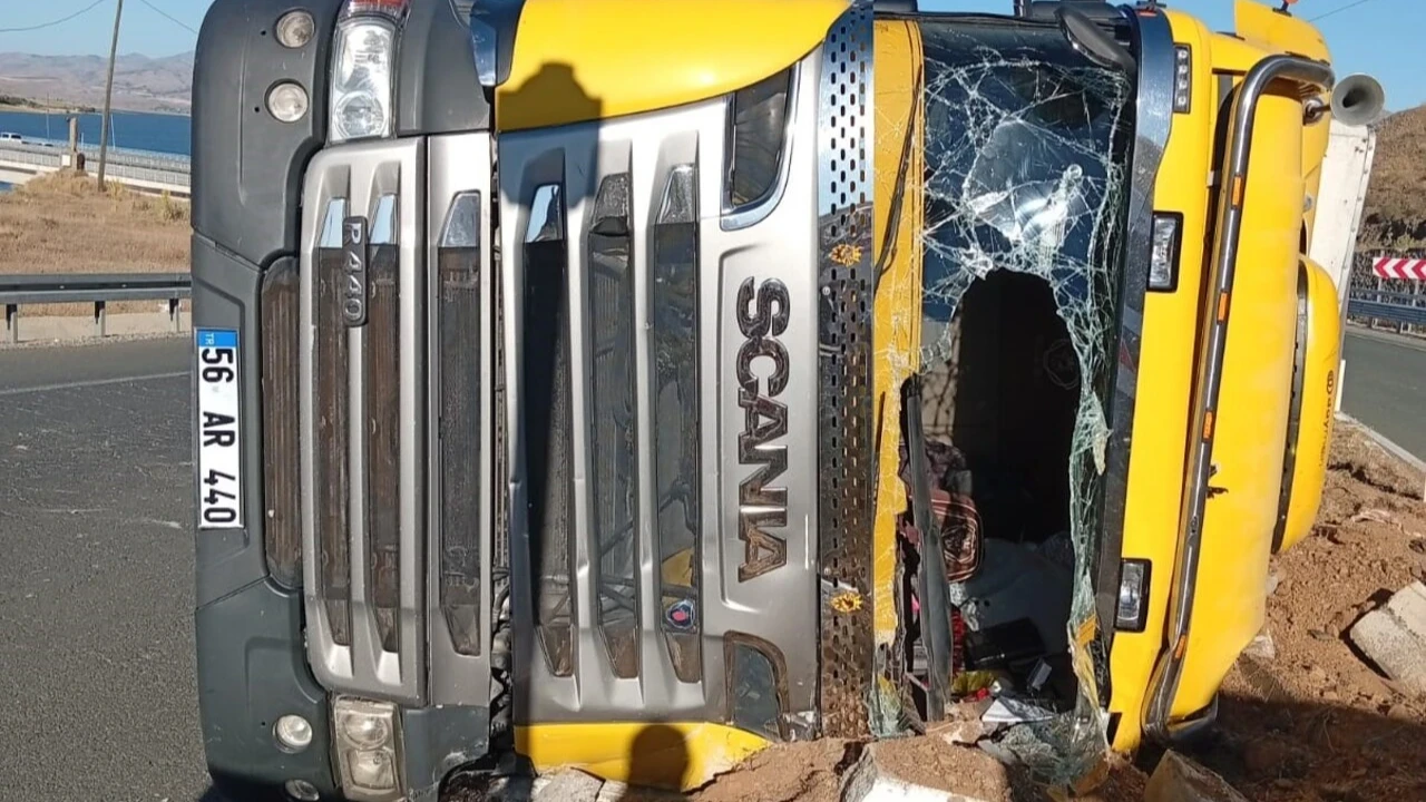 Elazığ'da hayvan yüklü tır devrildi: 2 kişi yaralandı, 6 hayvan telef oldu