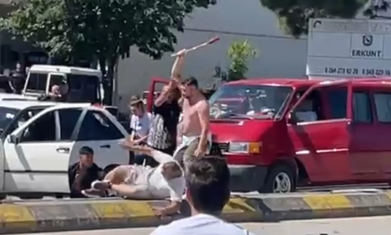 Sakarya'da trafikte meydan kavgası! Kaçan minibüsün camını taşla kırdılar