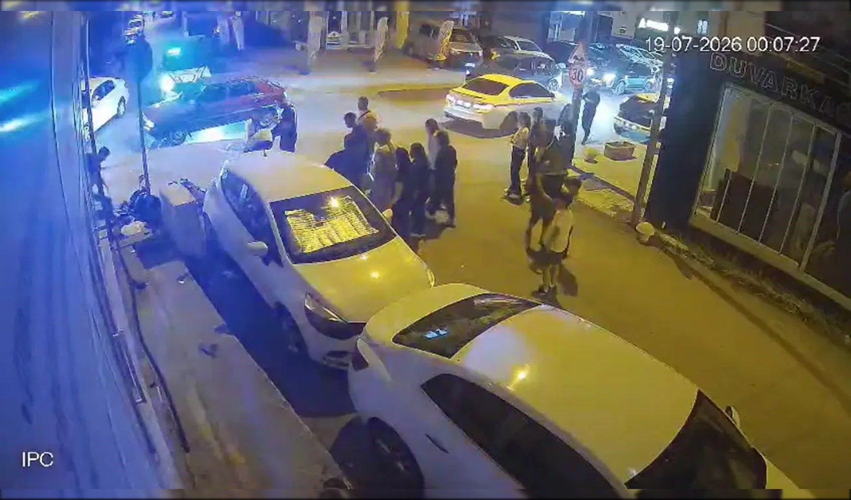 Trafik polisinin gözü önünde motosiklet ve otomobil çarpıştı