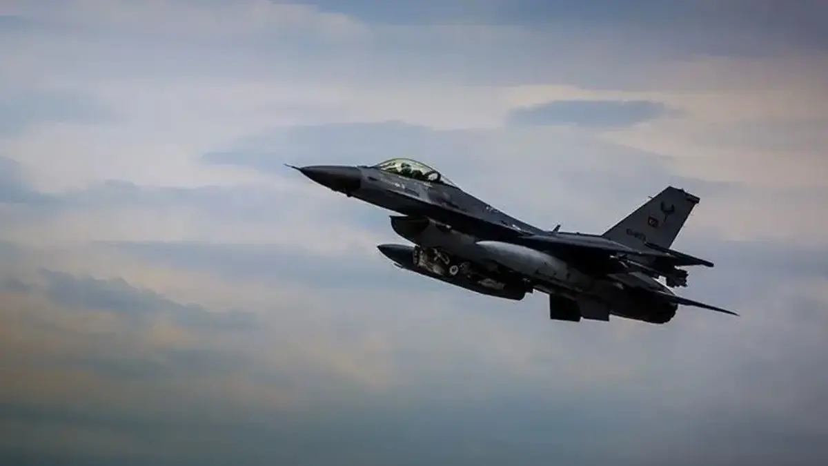 Polonya uçağında yanlış kodla kaçırılma paniği! Türk F-16'ları havalandı