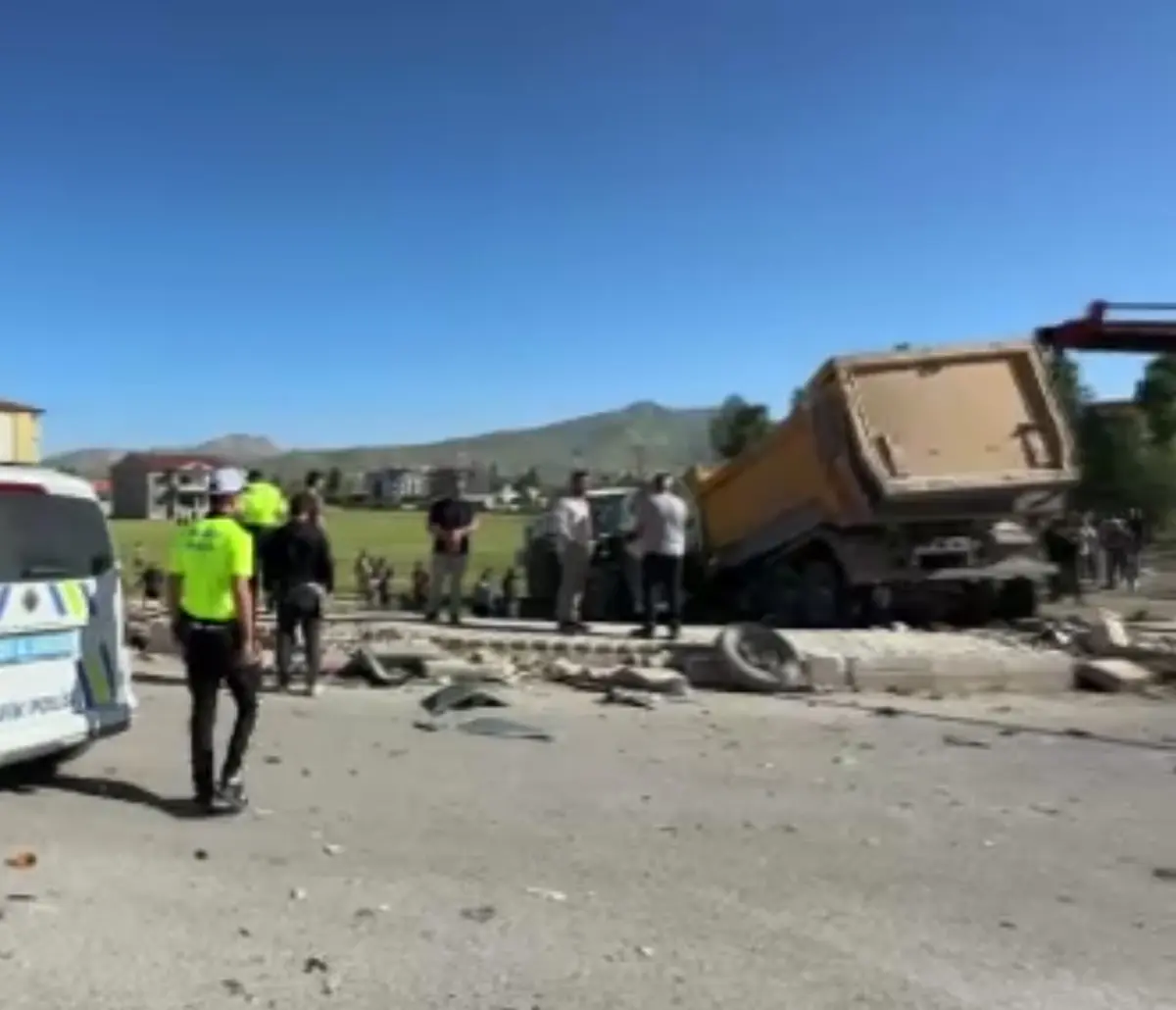 Yüksekova'da yolcu minibüsü ile kamyon çarpıştı: 2 ölü, 3 yaralı