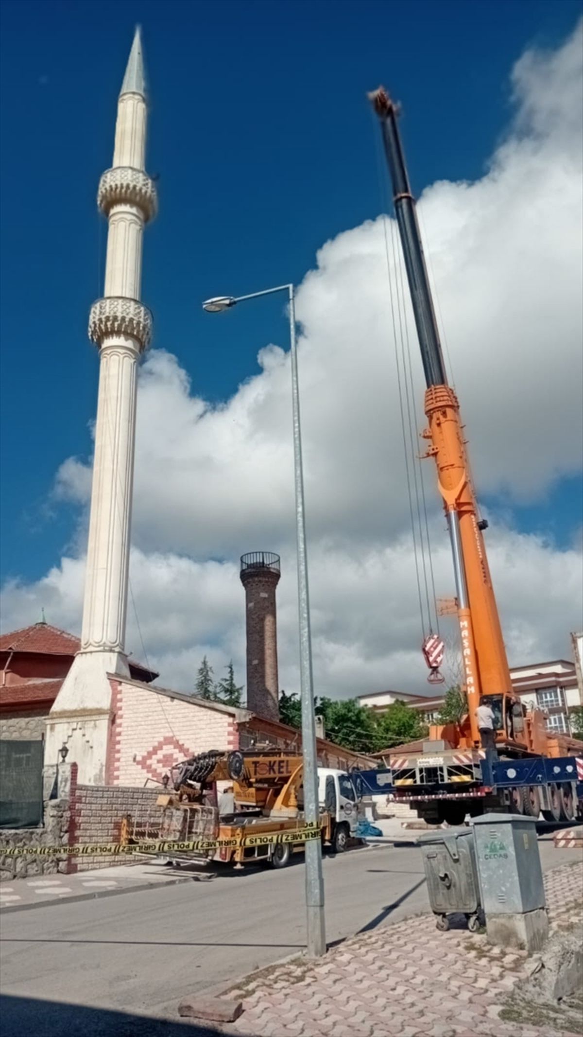 Tokat'ta geçen yılki depremlerde zarar gören minare kontrollü olarak yıkıldı