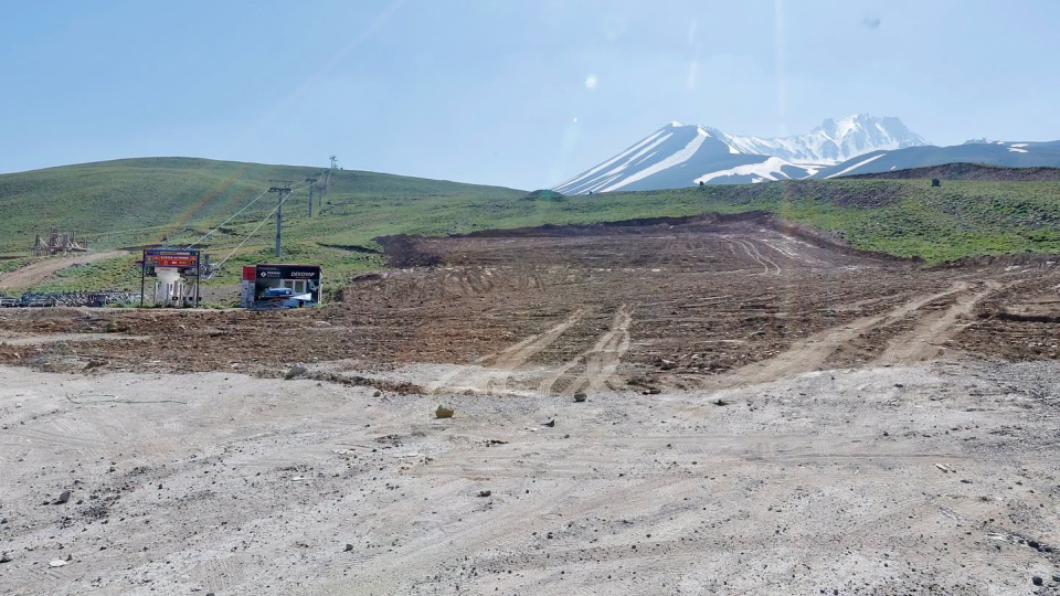 Erciyes Kayak Merkezi'nin Develi Kapısı'na yürüyen bant