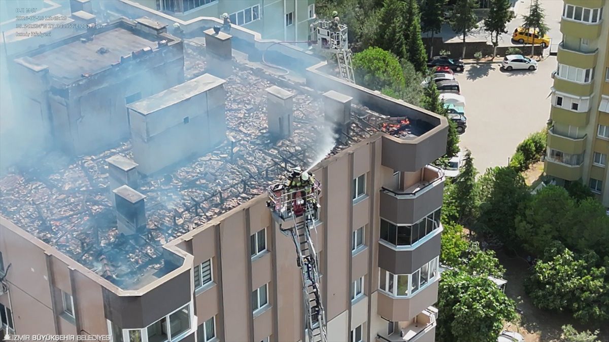 Menemen'de çatı yangını: 3 işçi kurtarıldı