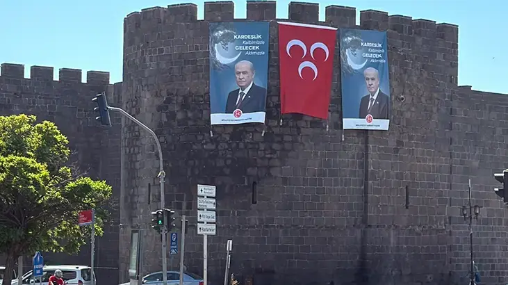 Barış çağrısı! Diyarbakır surlarında Bahçeli'nin dev posteri asıldı