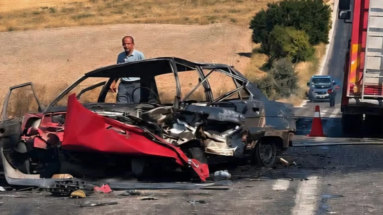 Adana'daki kazada araç küle döndü: Alev topunun arasından iki kişi kurtarıldı