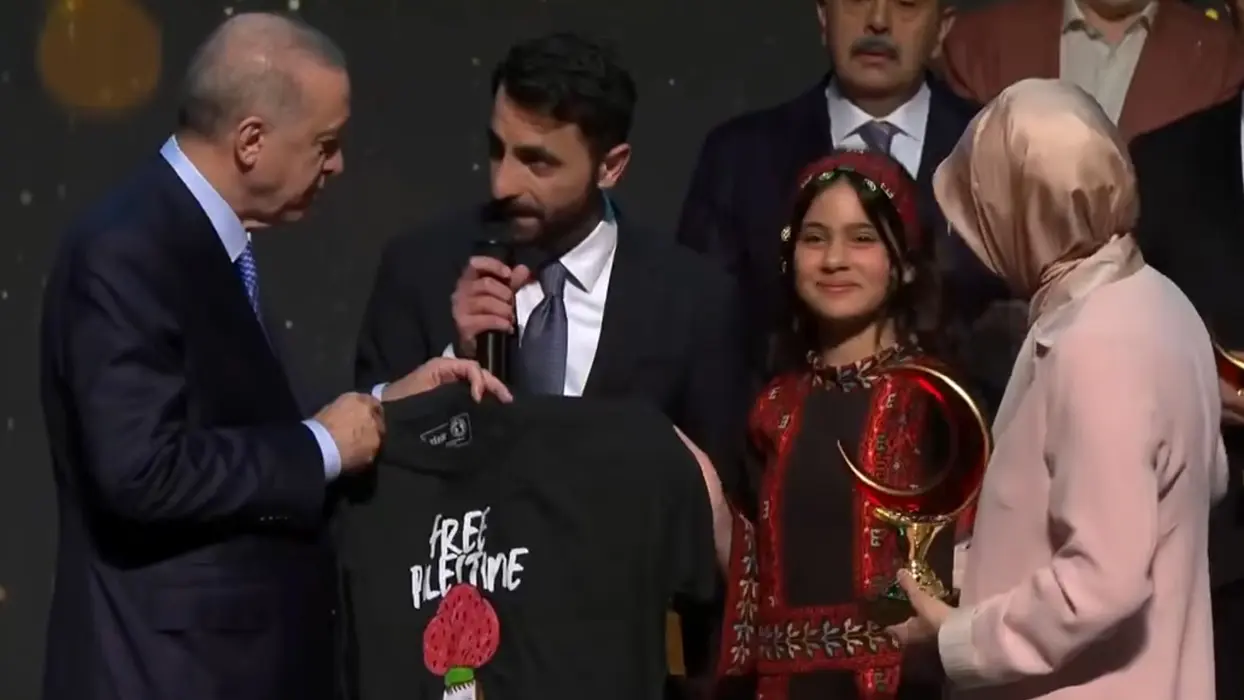 Filistinli Renad'dan Cumhurbaşkanı Erdoğan'a anlamlı hediye! Törene damga vurdu