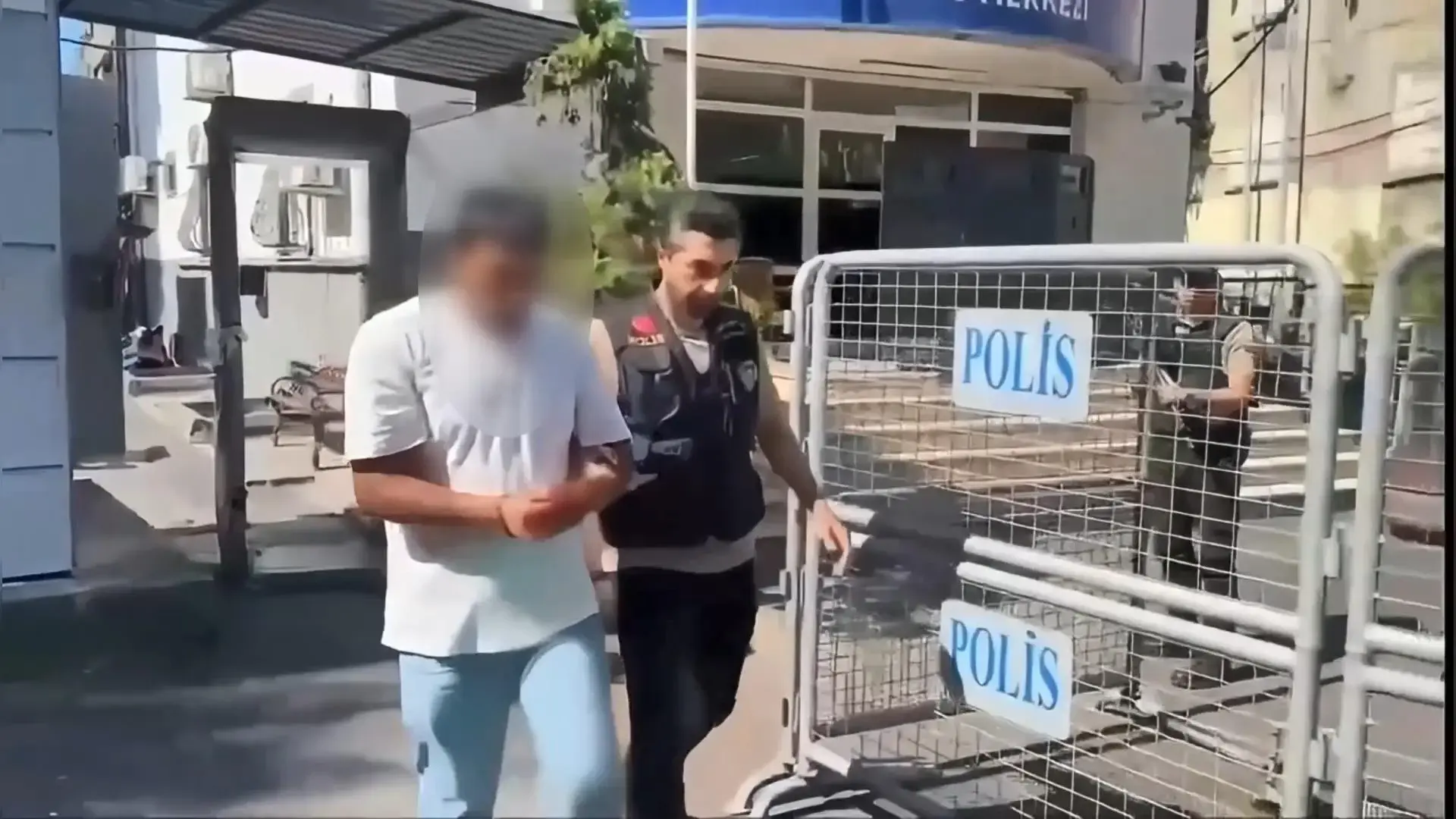 Beyoğlu’nda eski eşiyle ilişkisi olduğunu öne sürdüğü kişiyi vuran şüpheli tutuklandı