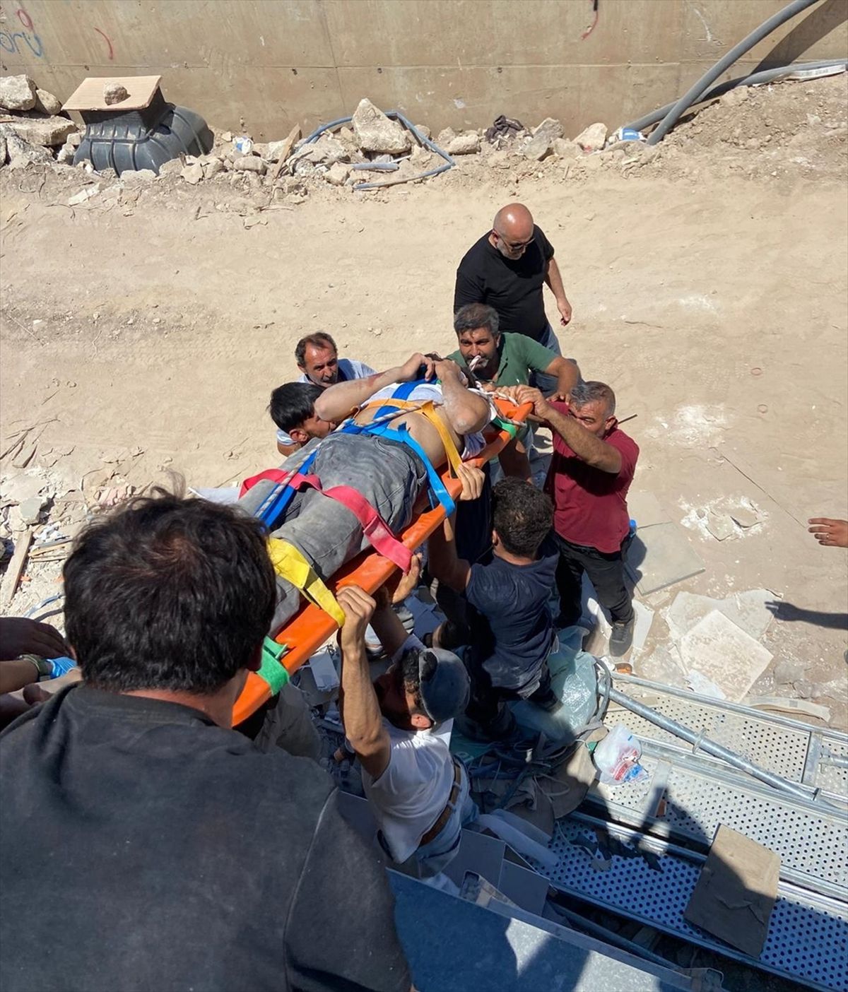 Bodrum'da inşaat boşluğuna düşen işçi kurtarıldı