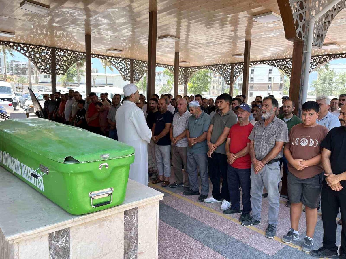 Yola kaçan topunu yakalamak isterken pikabın çarptığı Umut son yolculuğuna uğurlandı