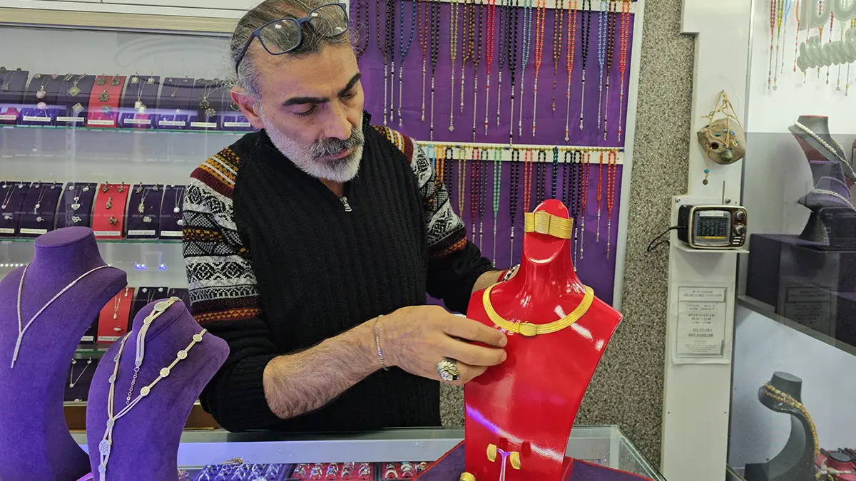 Görünce altın zannetmeyin: Gerçek bambaşka! Düğünlerde takılıyor