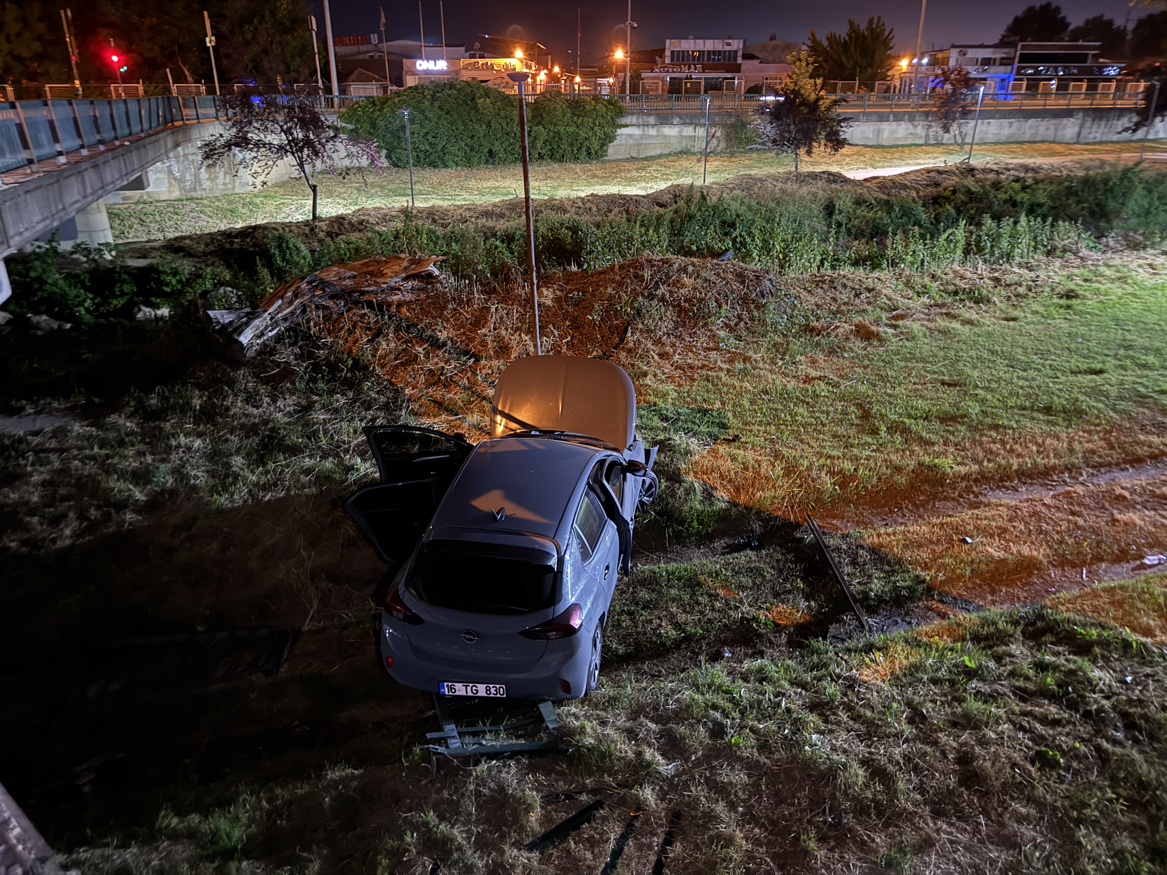 Navigasyon yanılttı, dere yatağına uçtu
