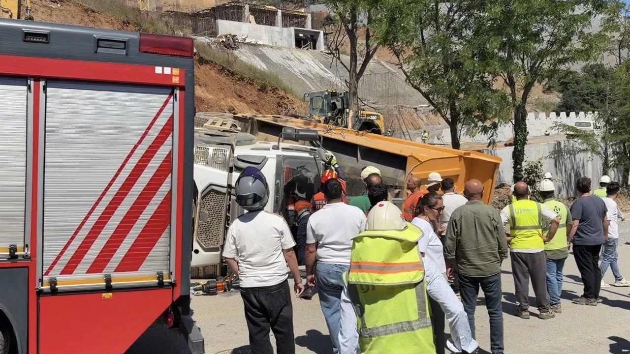 Tonlarca yükle devrildi: Beykoz'da korku dolu dakikalar