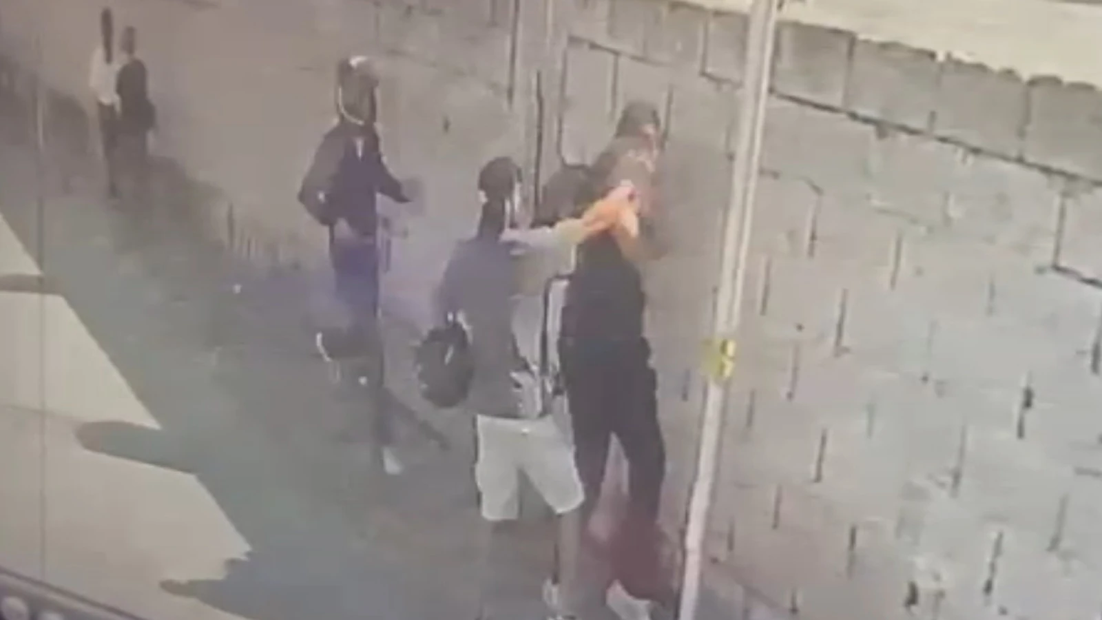 Mersin’de spreyle 250 bin dolarlık gasp kamerada!